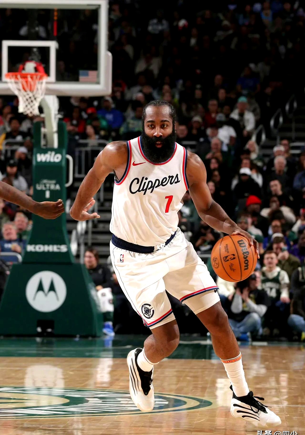 开云体育官网-快船队惨败后更衣室爆发冲突，主帅回应，重要应该帮助建设.